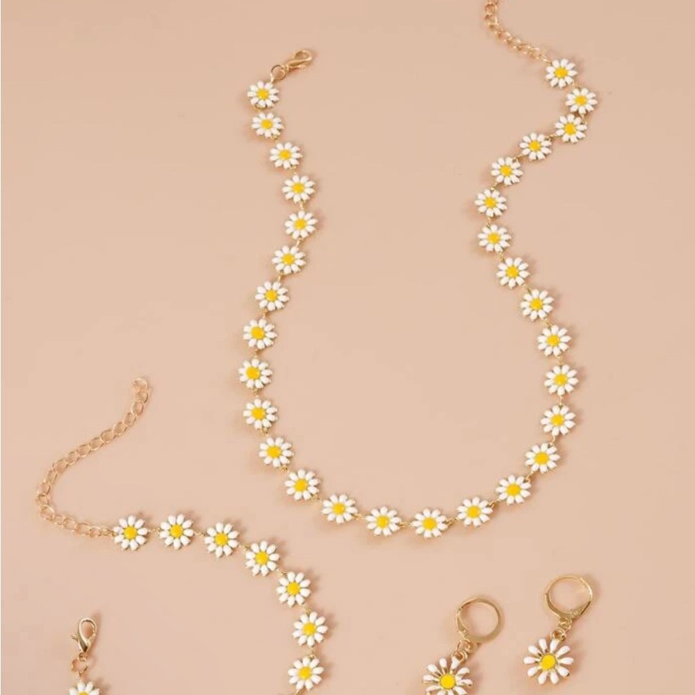 NWT  18 K Gold Plated Daisy Jewelry Set